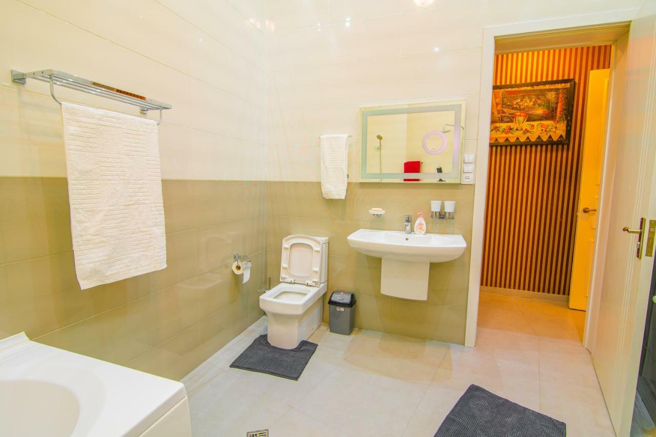 Solo Apartment In City Center Tbilisi Buitenkant foto